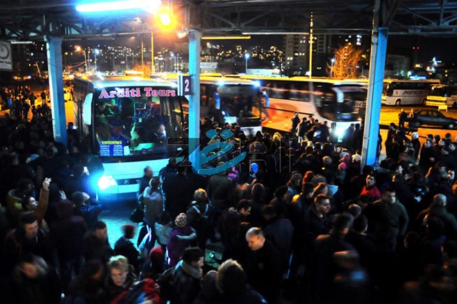 Шиптари се туку за место у аутобусу којим напуштају Косово! (Видео)