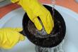 Trikovi koji će vas iznenaditi: Bez deterdženta očistite zagorjelu tavu