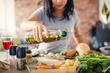 Neke će vas iznenaditi: Ovih sedam vrsta ulja nutricionisti najčešće koriste u pripremi jela