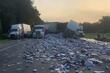 Kamioni se sudarili na autoputu, put blokirale hiljade limenki piva