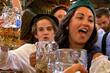Vještina konobarice na Oktoberfestu širi se internetom: "Ma ti si za ženiti"