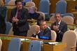 Vučićev potrčko kasno shvatio da ga kamera snima u zgradi UN-a, njegova reakcija je urnebesna