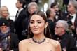 Zgodna turska glumica u dekoltiranoj haljini s detaljem uljepšala crvenih tepih u Cannesu