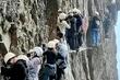 Turisti u Kini ostali zaglavljeni na litici više od sat vremena zbog pretrpanosti staze