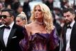 Švedska manekenka u Cannesu prošetala u riskantnoj haljini, rukom prekrivala intimne dijelove