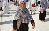 Fatma je morala čekati do svog 95. rođendana da obavi hadž. Ona i njena kćer su stigle iz Alžira. [Basma Atassi / Al Jazeera]