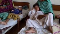 Braća iz Pakistana preko dana su aktivna djeca, a noć ih potpuno paralizira