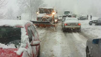 Zbog snežnih padavina neophodan dodatni oprez u saobraćaju