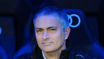 Urnebesni pad Josea Mourinha na crvenom tepihu
