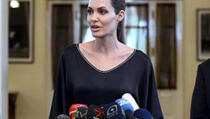 Angelina Jolie odstranila obje dojke zbog straha od raka