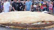 Najveći čizburger na svijetu teži oko tonu
