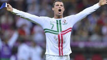 Zaboravite na sve: Zna se zašto je Ronaldo podigao ruku (VIDEO)