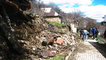 U selu Gornji Krstac srušio se zid i blokirao ulaz u selo!