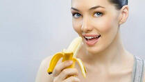U samo dvije minute izbijelite zube korom od banane!