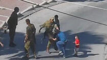 Izraelski vojnik psovao, šutirao i šamarao palestinskog dječaka