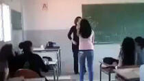 VIDEO: Učenica tuče nastavnicu