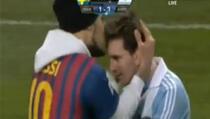 Navijač Barcelone uletio na teren, zagrlio i poljubio Messija