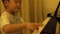 Svira klavir kao najbolji pijanisti svijeta