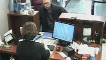  73-godišnji Amerikanac opljačkao banku i čekao da ga uhapse