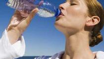 Ne pijete vodu iz plastične flaše koja je stajala u automobilu
