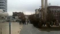 Preko 20 policajaca čuvaju spomenik u Prištini (VIDEO)