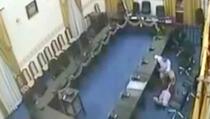 Kamere snimile zastupnika kako u parlamentu siluje ženu?