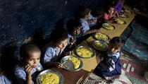 Od školskog obroka umrlo najmanje 20 djece u Indiji