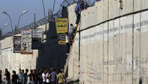 Palestinci ilegalno prelaze zid da bi klanjali u džamiji Al-Aqsa