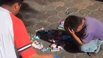 Inspektor ponizio siromašnog dječaka koji prodaje na ulici