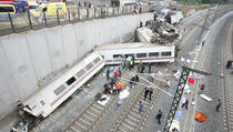 Desetine ljudi su poginule nakon što je voz iskočio iz šina