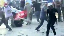 VIDEO: Policajac ubija demonstranta u Ankari!