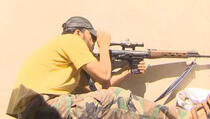 Reporter CNN-a sa sirijskim snajperistom u trenutku kada ubija pobunjenika