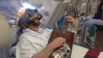 Svirao gitaru dok su mu operisali mozak