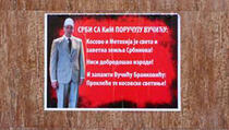 Plakati protiv Vučića u Mitrovici