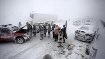  Spašavanje snijegom zavejanih putnika na autoputu u Mađarskoj još traje