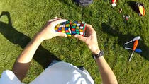 Nevjerovatno: Slaže Rubikove kocke dok žonglira njima