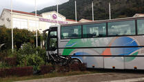 Autobus sa kosovskim putnicima udario u betonsku reklamu
