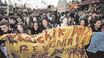 Pariski đaci protestima brane Romkinju s Kosova