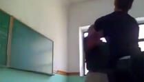 VIDEO: Učenik udara nastavnika!