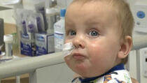 VIDEO: Ljekari ne znaju zašto ovaj dječak ne može da otvori usta