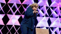 VIDEO: Hillary Clinton usred govora umalo dobila cipelu u glavu
