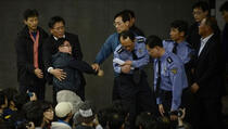 Članovi porodica nestalih na korejskom brodu sukobili se sa policijom