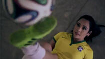 Pogledajte šta zgodna Brazilka radi s loptom