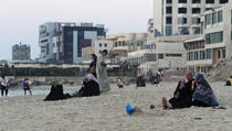 FOTO: Stanovnici uživaju na plaži, djeca igraju fudbal