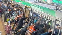 VIDEO: Pomjerili voz težak 10 tona i spasili zaglavljenog čovjeka!