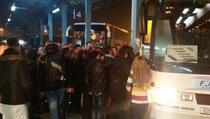 Odlasci sa Kosova se nastavljaju, sinoć otišlo pet autobusa (FOTO)