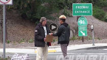 Dao beskućniku 100 dolara, a onda ga pratio da vidi gdje će ih potrošiti...  