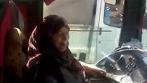 Pogledajte kako ova žena vozi autobus, a još i pjeva usput