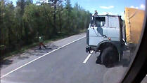 Ima li mozga u kamionu: Postupak ruskog vozača za nevjeru (VIDEO)