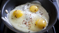 Pržite jaja na suncokretovom ulju? Evo zašto to više nećete da radite!